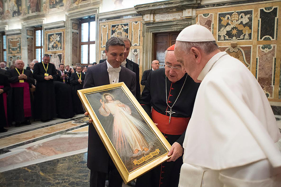 Pope_Francis_with_image_of_Divine_Mercy_with_Members_of_the_John_Paul_II_Foundation_on_April_25_2015_in_Vatican_City_Credit___LOsservatore_Romano_CNA_4_25_15