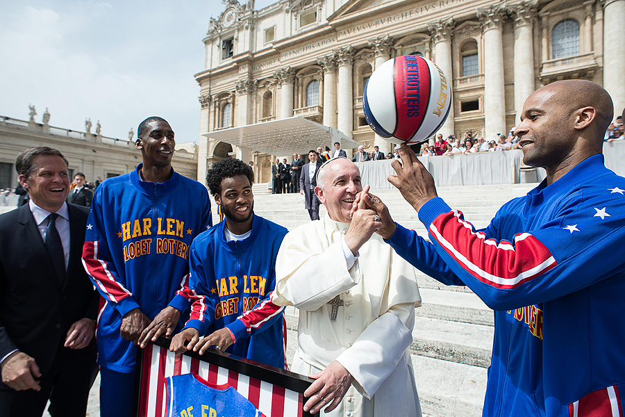 Pope_Francis_with_the_Harlem_Globetrotters_at_the_Wednesday_general_audience_in_St_Peters_Square_May_6_2015_Credit___LOsservatore_Romano_CNA_5_7_15