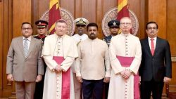 பேரருட்தந்தை ஆண்ட்ரே ஜோஸ்வோவிச் அவர்கள் ஜனாதிபதியிடம் சான்றிதழ் கடிதங்கள் கையளிப்பு