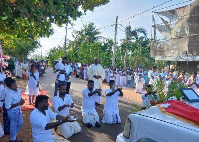 உரும்பிராய், எழுவைதீவு பங்குகளில் கிறிஸ்துவின் திரு உடல் திரு இரத்தப்பெருவிழா நற்கருணை பேரணி