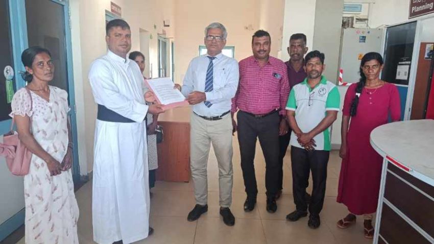 சிலாபம் பள்ளகண்டல் புனித அந்தோனியார் ஆலயத்திற்குச் செல்லும் பாதையை திறந்து விடக்கோரி கவனயீர்ப்பு போராட்டம்