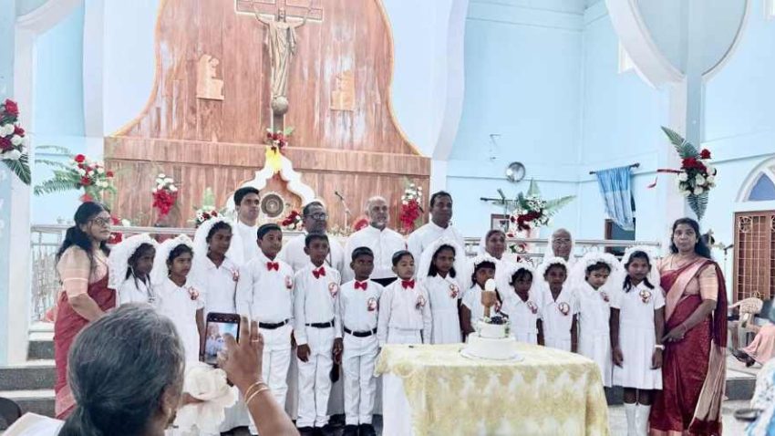 உடுவில் புனித செபமாலை அன்னை ஆலயத்தில் பிள்ளைகளுக்கான முதல்நன்மை