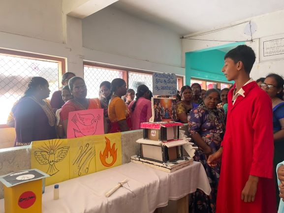 மணற்காடு பங்கில் உறுதிப்பூசுதல் அருட்சாதனம் பெறவுள்ள மாணவர்களின் கண்காட்சி
